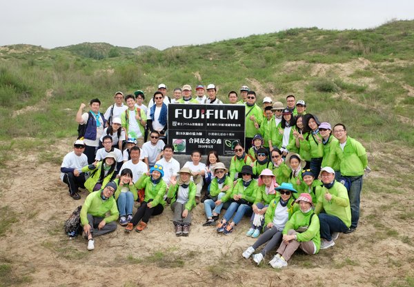 富士胶片沙漠绿化团队不仅有来自中日的公司员工，还有机构、行业和媒体志愿者