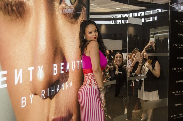 Rihanna現身東南亞Fenty Beauty周年慶  獲狂熱粉絲熱情捧場