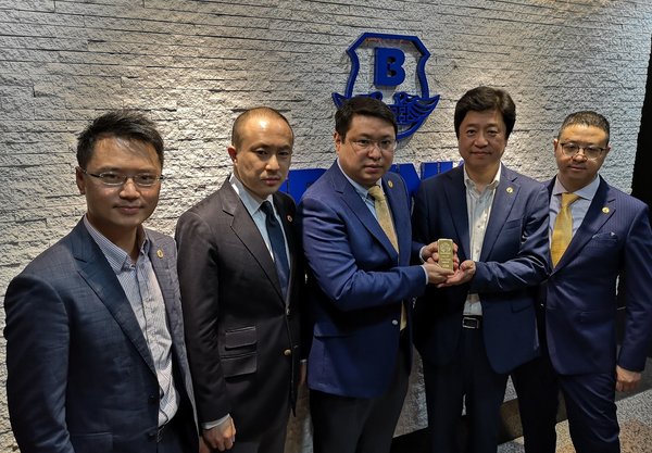 Group photo at Hong Kong Brink's, the world's biggest cash and valuables management company. From left to right: Channing Au (co-founder)，Ouyang Yun (CEO)，Wayne Zhou (chairman)，Jin Seung Jin (co-founder)，Alan Jin (vice-chairman).