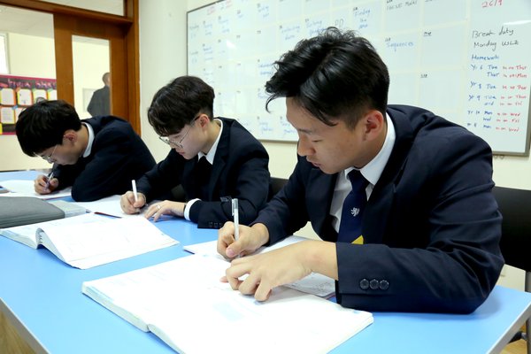 哈罗北京学生正在完成作业