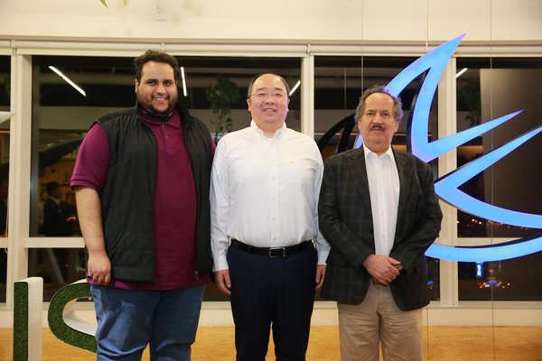 从右至左：马塔布亲王、APUS创始人兼CEO李涛、阿卜杜勒·阿齐兹王子