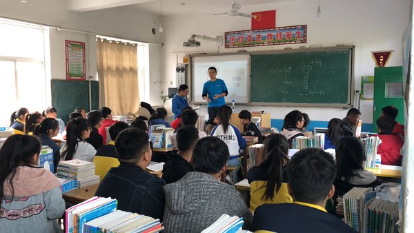 赛莱默员工志愿者给雹水中学学生上班会，开展科学用水、安全用水的环保教育。