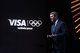 全球奥运会顶级合作伙伴Visa今天在北京宣布与国际奥委会续约直至2032年。图为Visa全球总裁麦凯恩（左二）、Visa大中华区总裁于雪莉(右二）、Visa全球奥运项目总负责人杰晏森（右一）、与北京2022冬奥委市场开发部副副部长顾灏宁一道，协同来自中国、美国和加拿大的部分“Visa之队”的运动员代表，共同见证了奥运历史上的这一重要时刻。