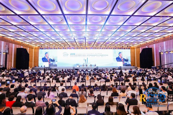 2018世界著名企业青年人才发展高峰论坛由共青团上海市委员会、上海市普陀区人民政府、中智上海经济技术合作有限公司共同主办。