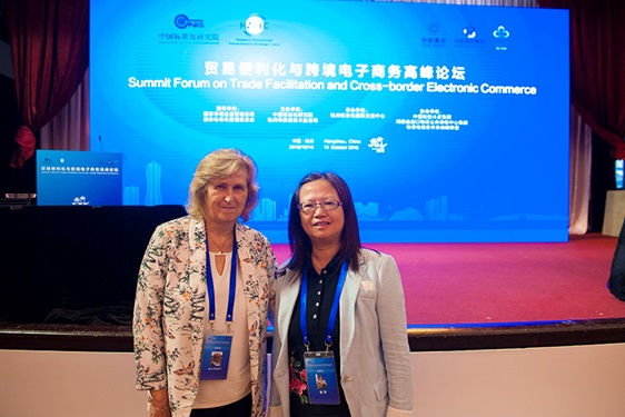 会议现场，传化智联副总裁谢萍与Ms.Sue Probert (UN/CEFACT主席) 交流