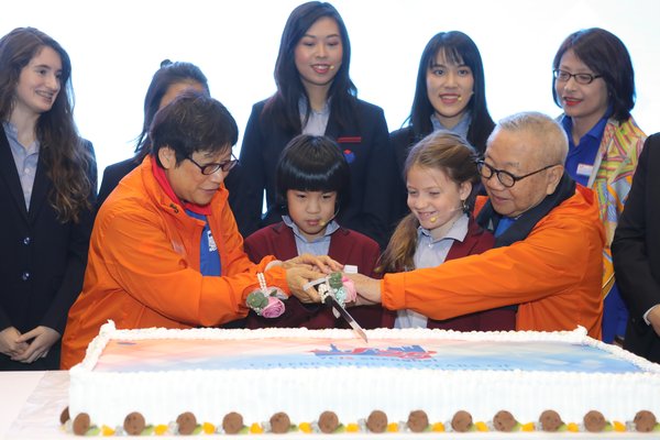 行政总裁兼校监陈博士及机构主席叶教授庆祝上海耀中成立25周年