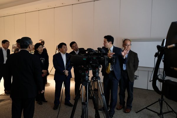 工业和信息化部领导等在富士胶片株式会社参观超高清镜头演示活动