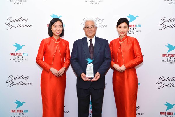 Mr Tan Kim Seng, Chief Operating Officer, Meritus Hotels & Resorts, receiving the Best Upscale Hotel–Asia Pacific award on behalf of Mandarin Orchard Singapore at the Travel Weekly Asia 2018 Readers’ Choice Awards
