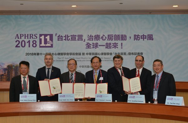 Taipei Declaration on Management of Atrial Fibrillation to Prevent Stroke (left to right Prof. Cheng Chen-chuan、Prof. Hein Heidbuchel、Prof. ChenMien-Cheng 、Prof. Chen Shih-Ann、Prof. Thomas F. Deering、Prof. Jonathan Kalman、Dr. Tze-Fan Chao)