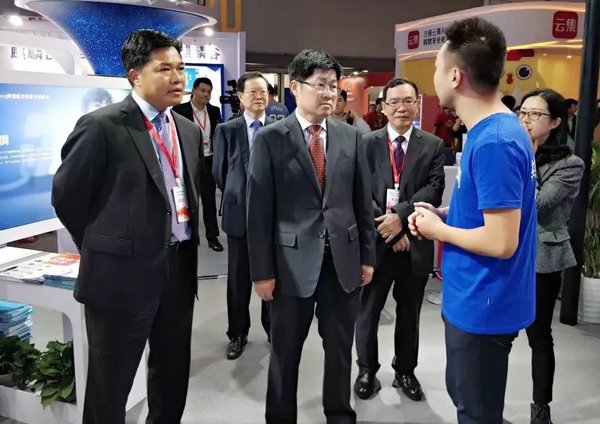 浙江省副省长朱从玖在展区听取PingPong CMO联合创始人卢帅介绍公司产品和业务