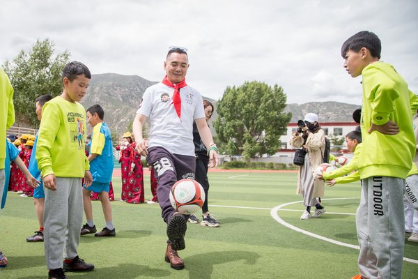 李厚霖先生与西藏孩子一起体验足球课程