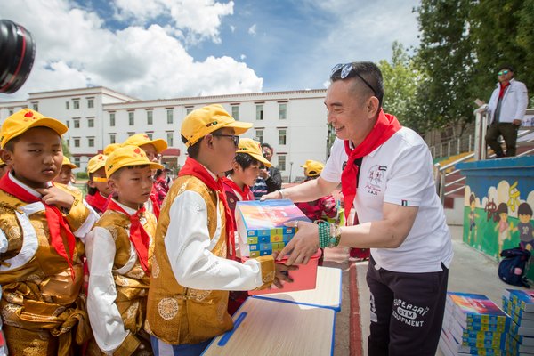 李厚霖先生为西藏孩子送去科学加油包及艺术加油包