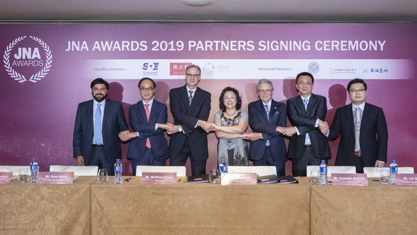 Partners showed steadfast support for JNA Awards 2019. From left: Sanjay Kothari, Vice Chairman of KGK Group; Kent Wong, Managing Director of Chow Tai Fook; Wolfram Diener, Senior Vice President of UBM Asia; Letitia Chow, Chairperson of the JNA Awards, Founder of JNA and Director of Business Development – Jewellery Group at UBM Asia; Kenneth Scarratt, CEO of DANAT; Lin Qiang, President and Managing Director of SDE; and Simon Chan, Co-Founder, Member of the Board and Executive Vice President of CSGJE