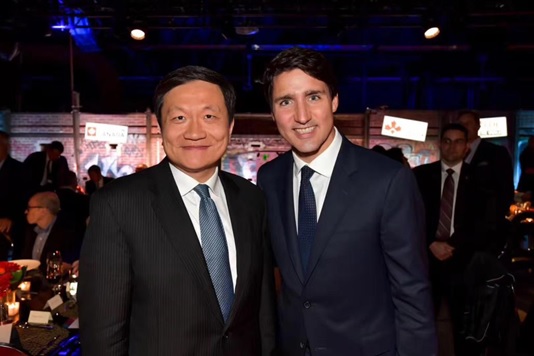 唐宁在《财富》全球论坛上与加拿大总理特鲁多合影