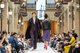 巴黎人购物中心的香榭丽舍大街于金沙澳门时装周期间幻化成秀场天桥，展示多个品牌的最新潮流及时尚服饰。