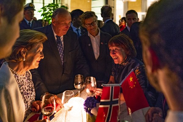 Elisabeth Roed女士和挪威国王以及王后作近距离的沟通和交流