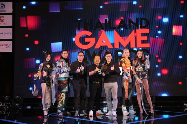 Black Desert Online Awarded Thailand's Best MMORPG of the Year (center right: Pearl Abyss Head of Business Youngchul Ham, center left: Level Up Games CEO Nawaphan Piyawannakorn)