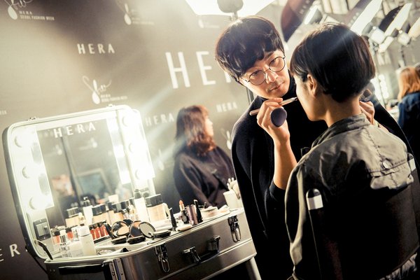 HERA赫妍全程冠名赞助时装周的品牌走秀及后台妆容