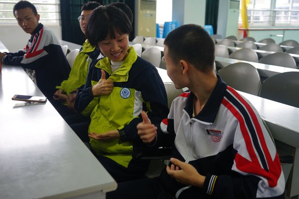 李锦记希望厨师（右一）向成都市特殊教育学校学生学习手语