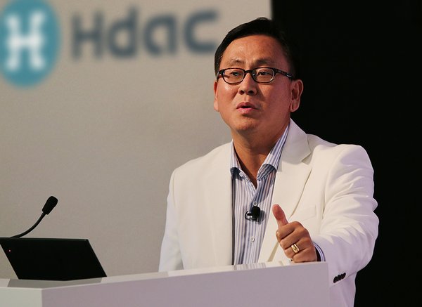 COO John Sang-ug Bae of Hdac delivers his keynote address at the IoT Blockchain Summit 2018