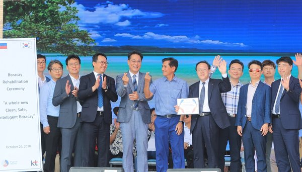 Representatives of KT Corp. and the Philippines government are photographed after a ceremony marking the reopening of Boracay on October 26 at Cagban Port. They include Kim Sung-In (seventh from left), Senior Vice President of KT’s Global Business Group, and Roy Cimatu (sixth from left), Philippines Secretary of Environment and Natural Resources.
