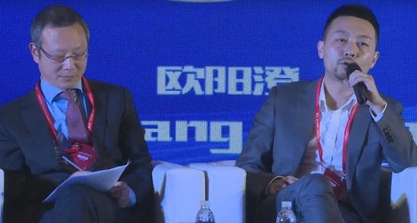 右：PingPong联合创始人卢帅，左：世界海关组织跨境电商合作小组联合主席孙向阳
