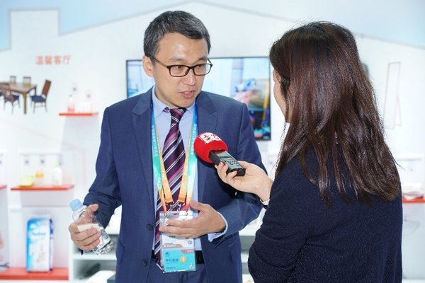 SGS中国区总裁杜佳斌在进博会现场接受记者采访