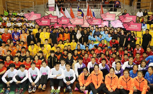 Participants of the AJC Regionals with YAB Dato' Seri Dr Wan Azizah binti Wan Ismail, Deputy Prime Minister of Malaysia cum Patron of Badminton Association of Malaysia, YB Dato’ Sri Mohamad Norza Zakaria, President of Badminton Association of Malaysia and President of Olympic Council of Malaysia; and Henry Tan, Chief Executive Officer Designate, Astro.
