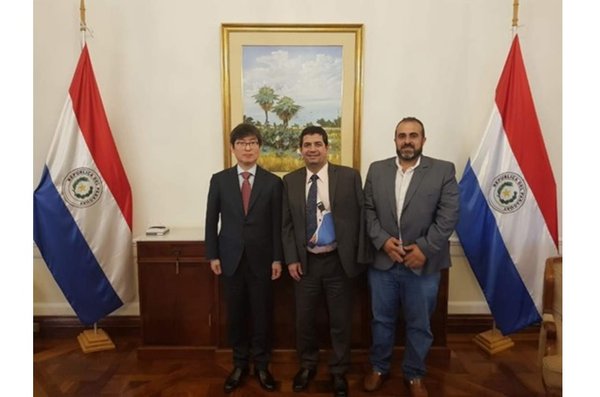 Chairman Choi Yong-Kwan of the Commons Foundation (left), and Vice President Hugo Velázquez Moreno of Paraguay (center) took a picture with Chairman Majed Mohanna of SISAY SOCIEDAD ANONIMA (right)