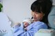 早产儿妈妈在专业医护人员指导下体验 “袋鼠抱抱”姿势