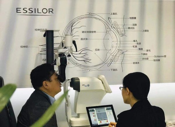 参观者在体验全新Vision-R(TM)800智能化自动综合屈光验光仪