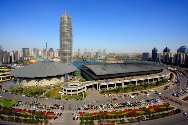 位于郑州CBD的国际会展中心是由世界著名建筑规划大师黑川纪章先生构思并设计的现代化展馆。