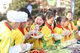 九联小学学生正在尝试自己制作健康沙拉