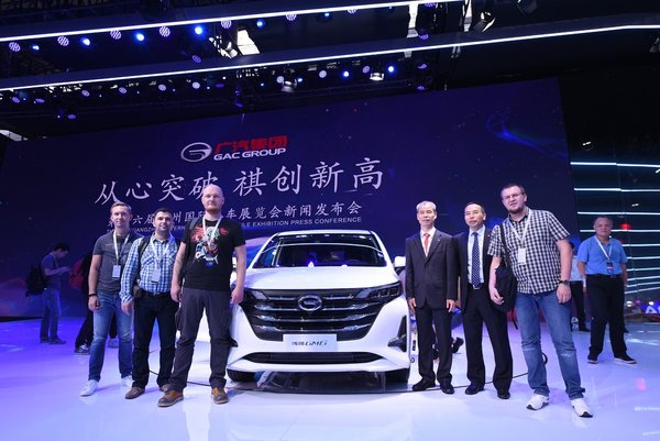 Russian Media taking a photo with Zhan Songguang, Executive Vice President of GAC Motor