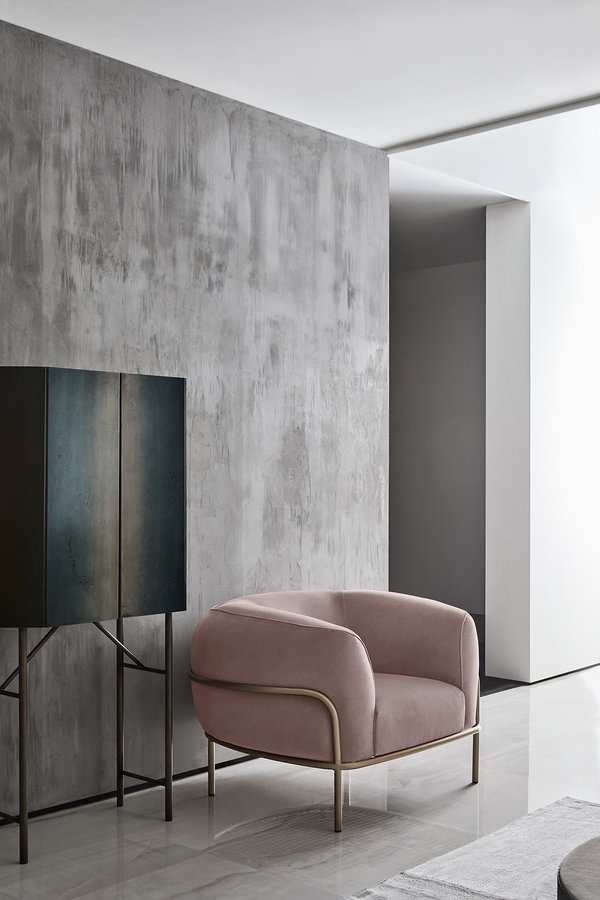 Sophie 沙发，Federica Biasi, 2018，泡沫聚氨酯填充扶手椅。根据样品提供可拆卸的布料或皮革套面。光滑镀铜表面的金属结构。
