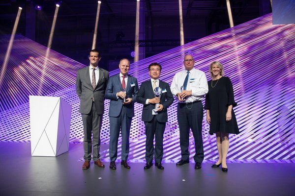 伟巴斯特集团董事会主席Holger Engelmann博士(左起第二位)参加宝马2018年供应商颁奖活动