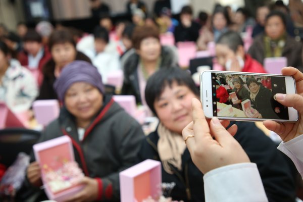 “焕彩课堂”北京站的活动走进医院，通过与两癌患友的零距离互动，为她们带来更多的便利和精神上的愉悦