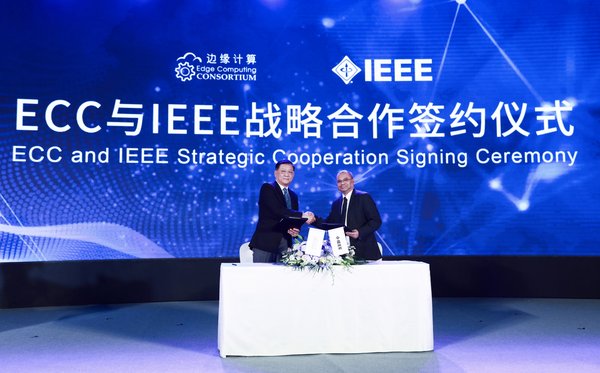 英特尔副总裁兼物联网事业部中国区总经理陈伟博士代表边缘计算产业联盟与IEEE-SA正式签署了合作备忘录