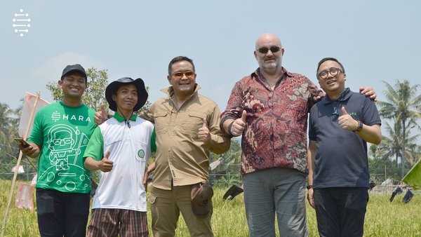 [left-right] HARA field agent, farmer,  HARA CEO Regi Wahyu, Amazon VP & CTO Werner Vogels, & HARA CTO Imron Zuhri visiting the rice fields in Indonesia for a live demonstration of how HARA's technology is being used to benefit the rural communities of smallholder farmers.