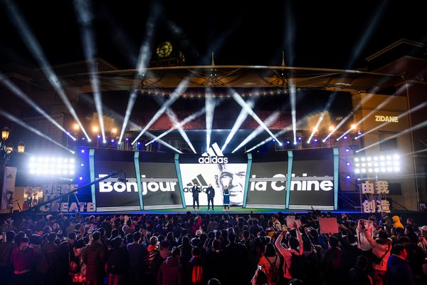 齐达内亮相adidas北京蓝色港湾足球店与数千粉丝互动