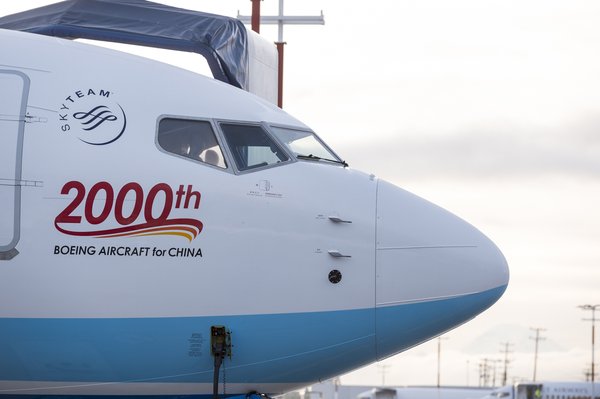 这架飞机的涂装特别增加了“2000th BOEING AIRCRAFT for CHINA”的纪念标识。