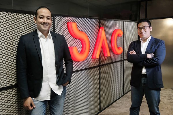 (left) Chief Operating Officer SAC, Rayandityo Muktiaki and (right) Chief Executive Officer SAC, Antonny Liem pose in front of SAC new logo.