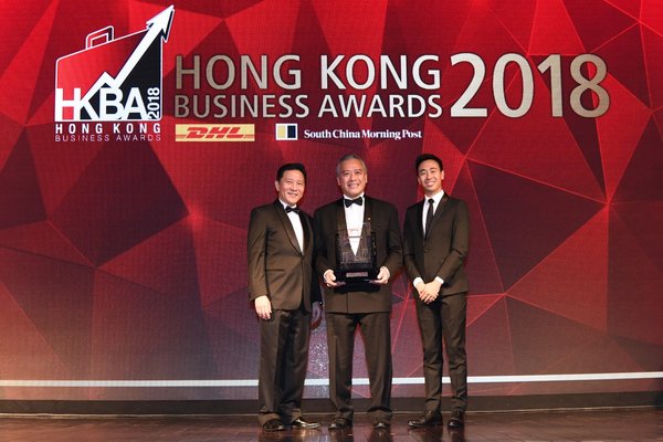 Lee Kum Kee Sauce Group Chairman Mr. Charlie Lee (centre) receives the “DHL/SCMP Hong Kong Business Awards 2018 -- Lifetime Achievement Award” on behalf of Lee Kum Kee Group Chairman Mr. Lee Man Tat.