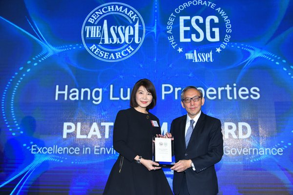 Ms. Bella Chhoa (left), Director – Leasing & Management and Vice-Chairperson of the Sustainability Steering Committee receives the Platinum Award presented to Hang Lung Properties at The Asset Corporate Awards 2018.