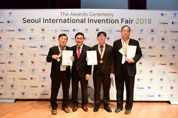 Lee Du-seong, the acting president of KIPA, with the Grand Prize winner from Taiwan Far East University at the SIIF 2018 awards ceremony.