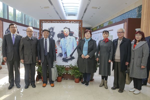 从左到右：福寿园国际集团上海区域总经理李卫军，原上海市文史研究馆原馆长、现馆员、春潮诗社社长吴孟庆，王退斋先生的长子王鸿宝，上海市文史研究馆巡视员王群，王退斋先生的幼女王佩玲，三女婿方永盛