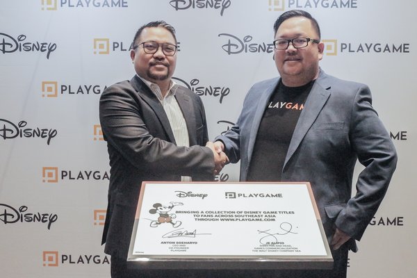 Anton Soeharyo, CEO of PlayGame and Je Alipio, Director and Head, Games Commercialization, The Walt Disney Company, Southeast Asia officiate the collaboration.