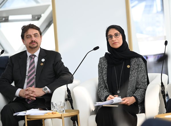 2020迪拜世博局执行董事纳吉布-穆罕默德-阿里先生（左）与2020迪拜世博局世博遗产发展与影响高级副总裁马尔江-法莱多尼女士