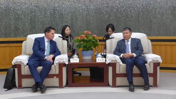 Wang Lixin (right), Vice Mayor and member of the Party Leadership Group of the Shenzhen Municipal People's Government, talks to Charlie McCurdy (left), CEO and President of Informa Global Exhibition
