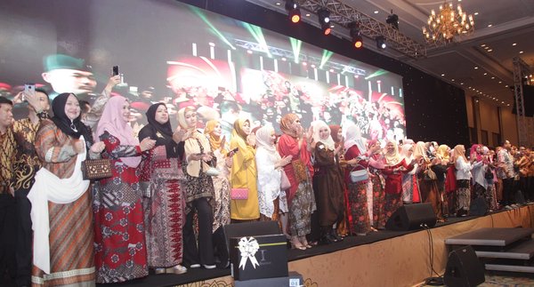 Delegates invited on stage to kick off the night during the Gala Dinner of Jakarta Business Summit 2018